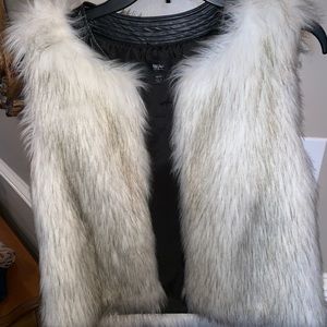 White fur vest size xs